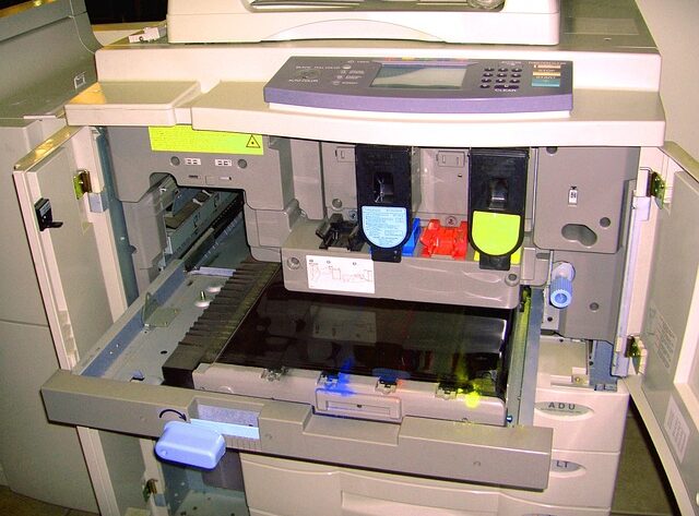 Dlaczego warto kupić urządzenie drukujące laserowe? Przekonaj się