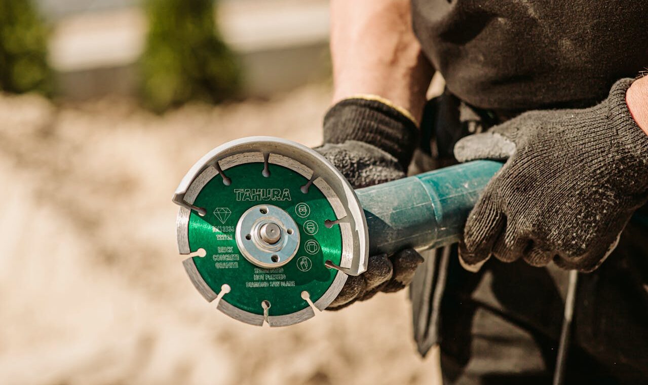 Przecinarka pneumatyczna – zastosowanie i charakterystyka narzędzia