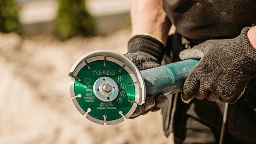 Przecinarka pneumatyczna – zastosowanie i charakterystyka narzędzia